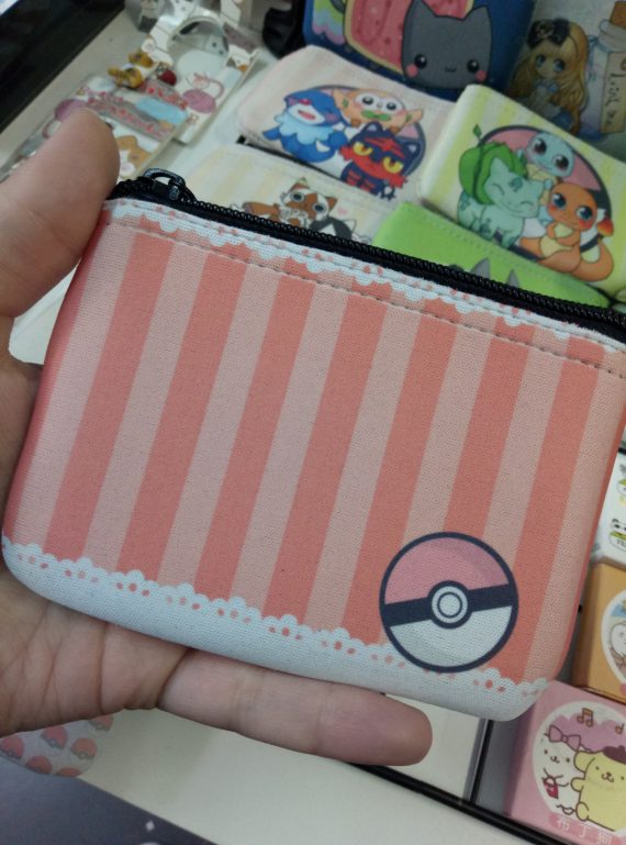 monedero pikachu detras